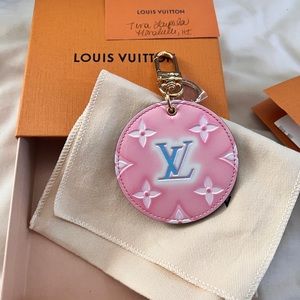 Brand new limited edition 

Valentines Day Illustre bag charm and key holder